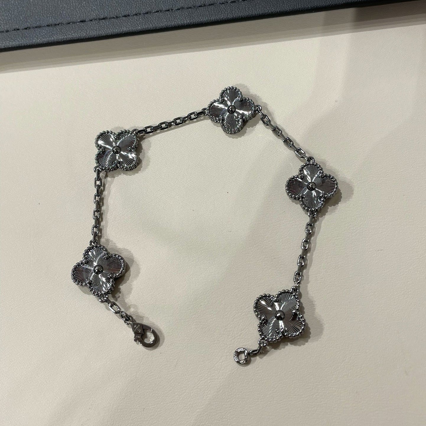 [Mystic]クローバー5モチーフブラックブレスレット