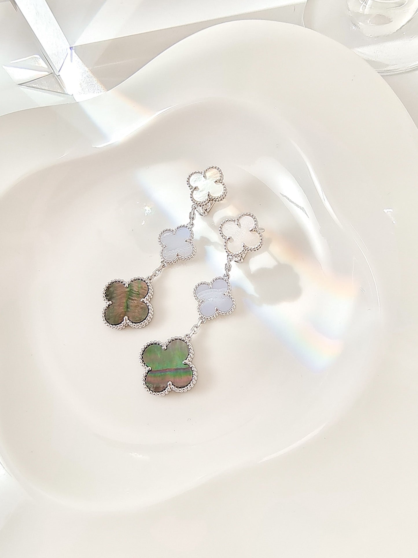 [ミスティック]クローバー 3 モチーフ カルセドニー ダークマザーオブパール シルバー イヤリング