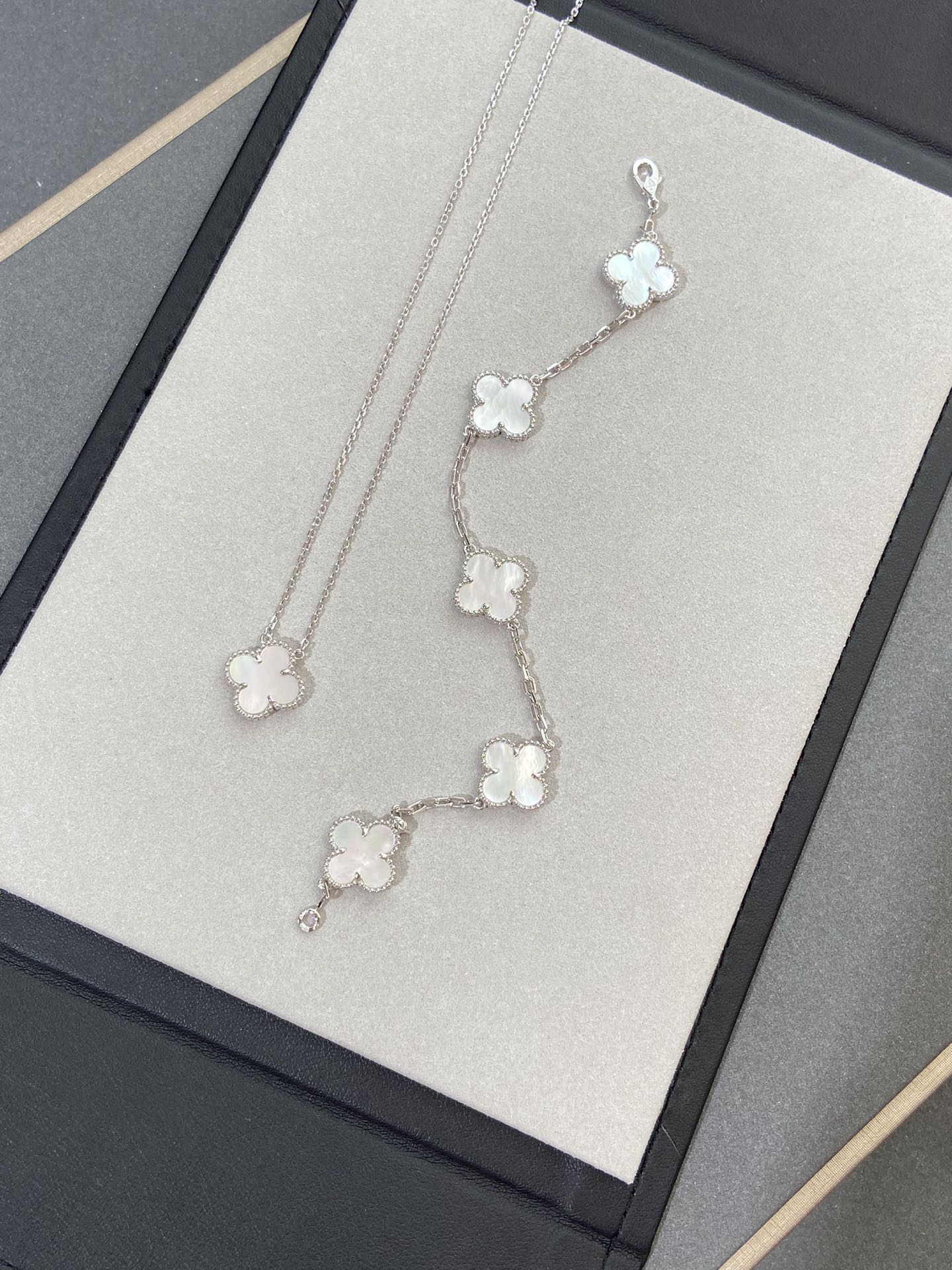 [Mystic]CLOVER WHITE PEARL MOP 5 MOTIF BRACELET COLLECTION