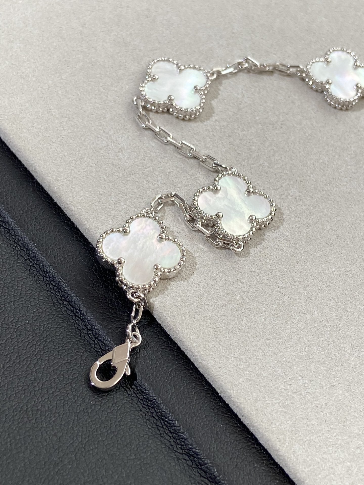 [Mystic]CLOVER WHITE PEARL MOP 5 MOTIF BRACELET COLLECTION