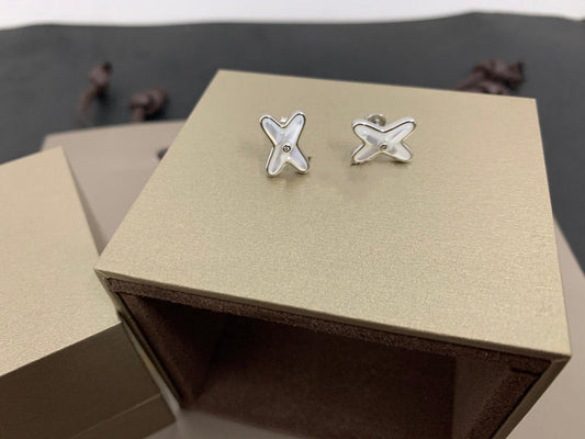 [ミスティック]ホワイトモップシルバーダイヤモンドピアス