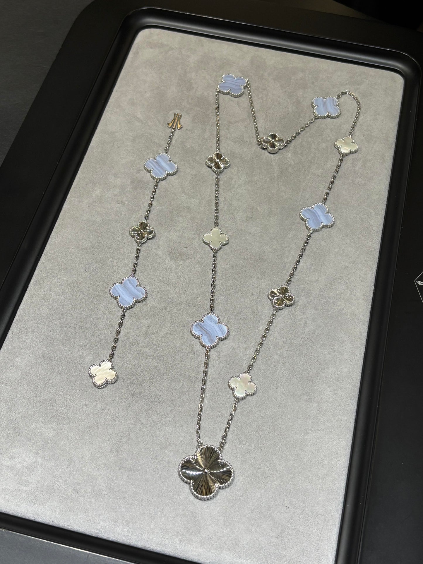 [神秘的] 25個の新しいクローバー 15個のモチーフ 紫のカルセドニー